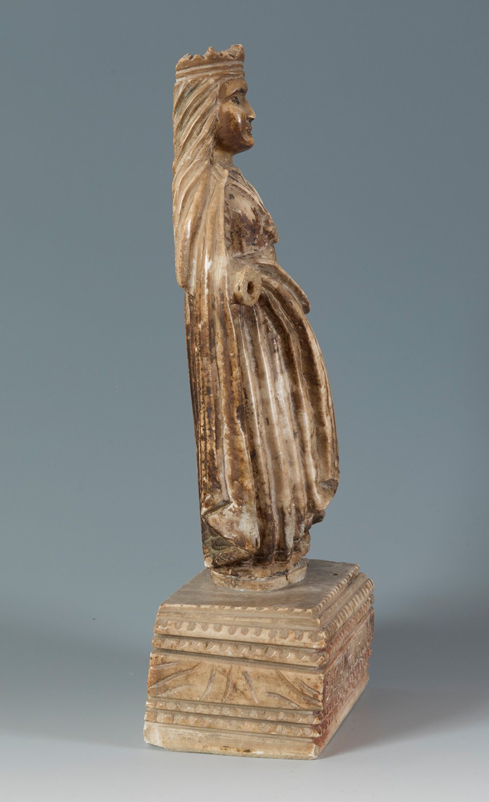 Spanish school, 19th century."Saint Catherine".Carving in alabaster.Measurements: 40 cm. high. - Image 2 of 5