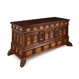Catalan chest, 18th century.Walnut and marquetry.Measurements: 67 x 135 x 52 cm.Catalan chest from
