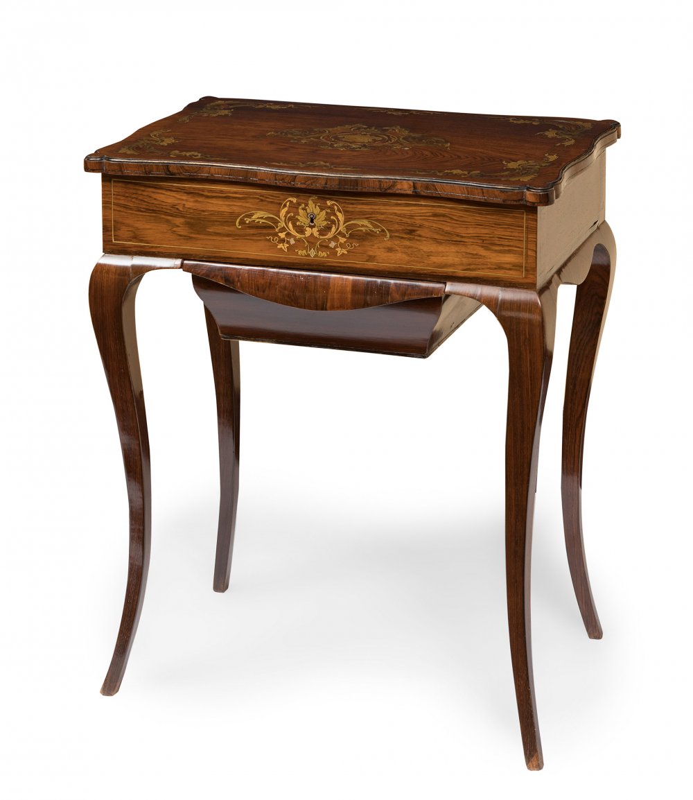 Side table. England, 19th century.Rosewood and brass.Measurements: 72 x 57 x 38 cm.Side table of