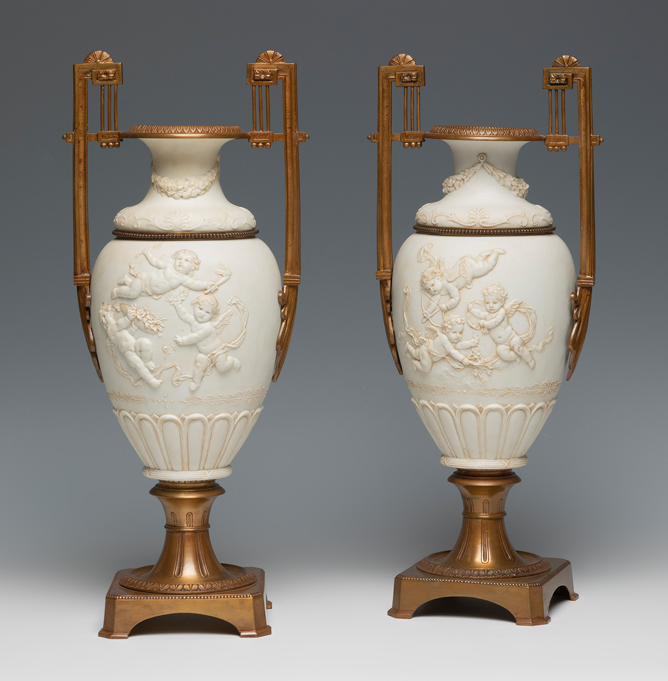 Pair of vases. France, 19th century.Biscuit and bronze.Measurements: 45 cm. high.Pair of vases in