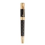 MONTBLANC "QUEEN ELISABETH I" FOUNTAIN PEN. Body in lacquered silver and gold plated. Gold nib18 Kts