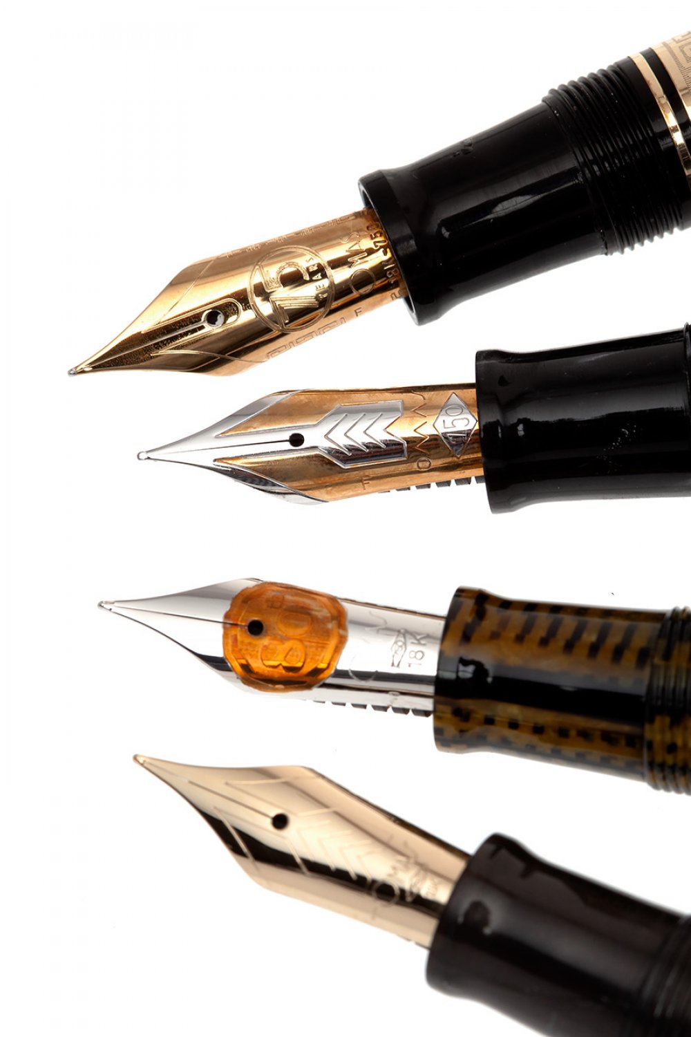 OMAS PARAGON FOUNTAIN PENS.Bodies in resin, metal and different lacquers.Nibs in 18 Kts gold, two - Image 3 of 4