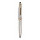 MONTBLANC MEISTERSTÜK FOUNTAIN PEN.Barrel made of sterling silver.Two-tone 18 Kts gold nib, M-