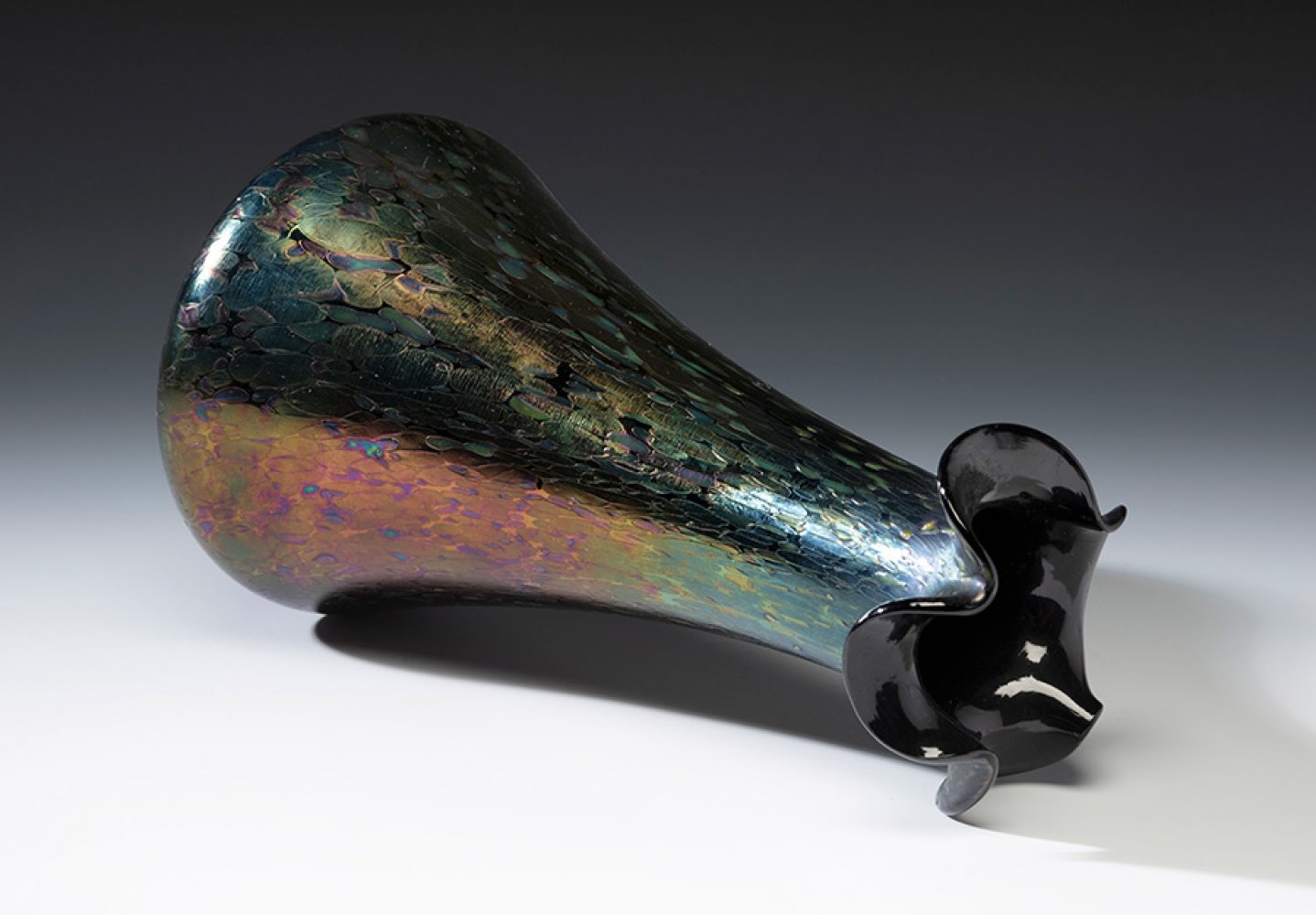 Jugendstil LOETZ vase; Austria, ca. 1898.Iridescent blown glass.An iridescent blown glass goblet - Image 2 of 4