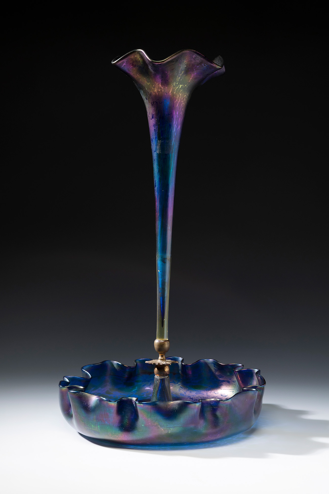 Jugendstil LOETZ tabletop centrepiece; Austria, ca. 1900.Iridescent blown glass.An iridescent