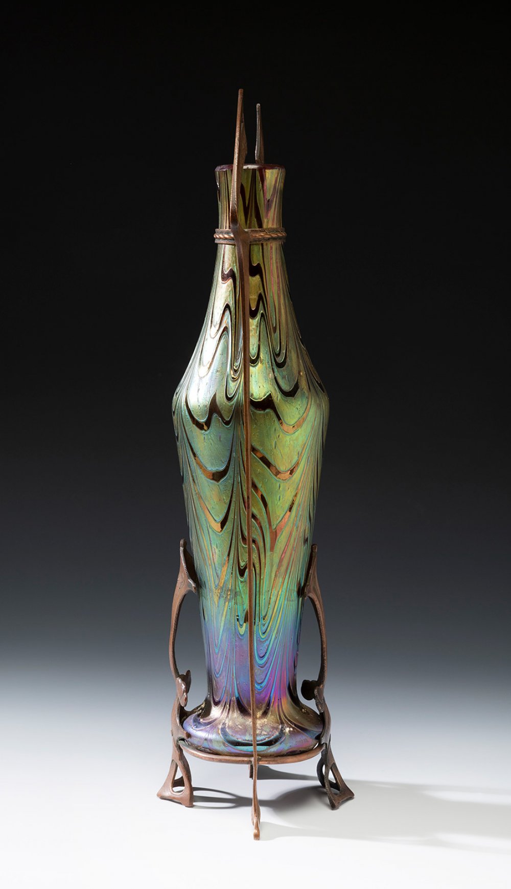 Jugendstil LOETZ vase; Austria, ca. 1900.Iridescent blown glass.An iridescent blown glass vase - Image 4 of 5