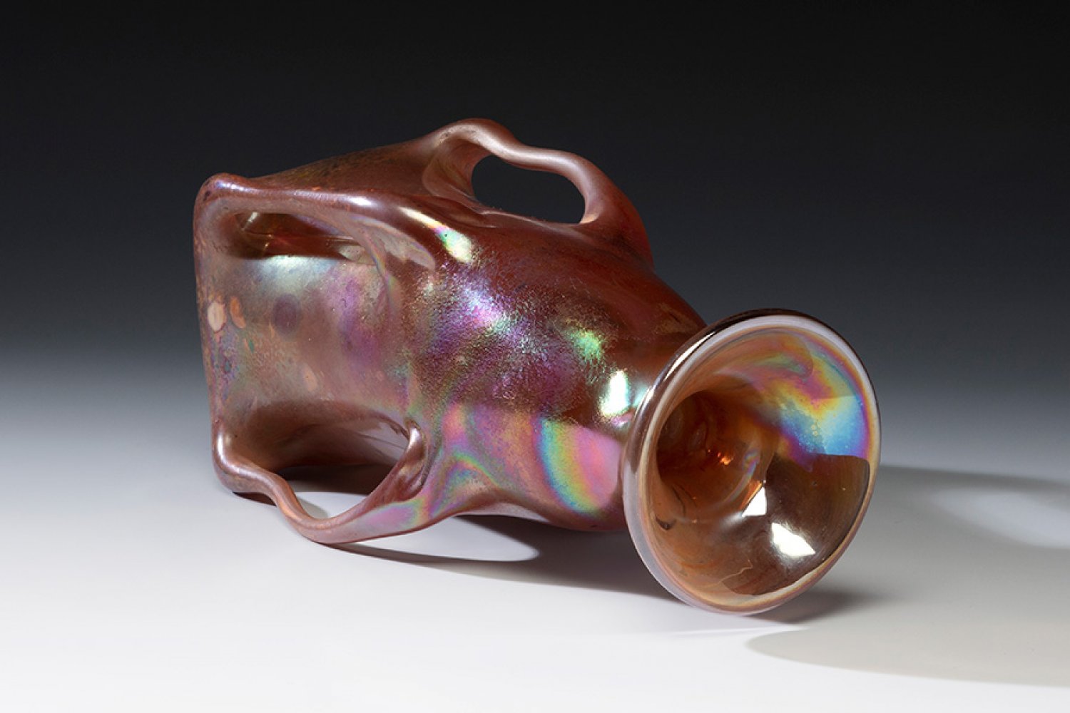 Jugendstil LOETZ vase; Austria, ca. 1902.Iridescent blown glass.Vase in the form of an iridescent - Image 3 of 4