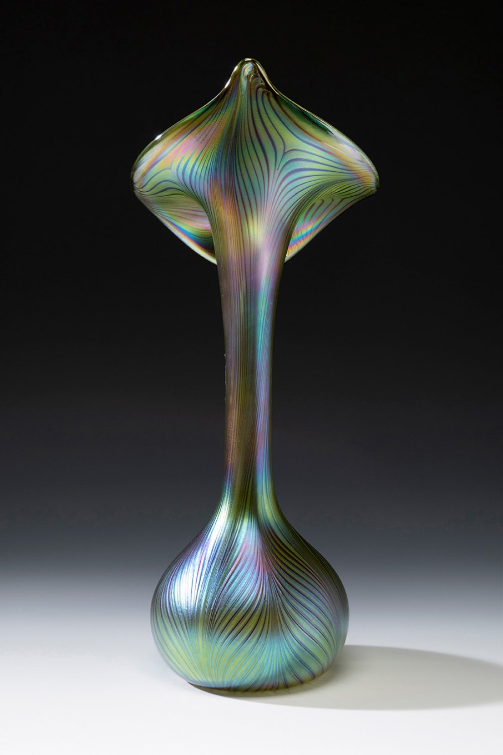 Jugendstil LOETZ vase; Austria, ca. 1895.Iridescent blown glass.An iridescent blown glass vase - Image 4 of 5
