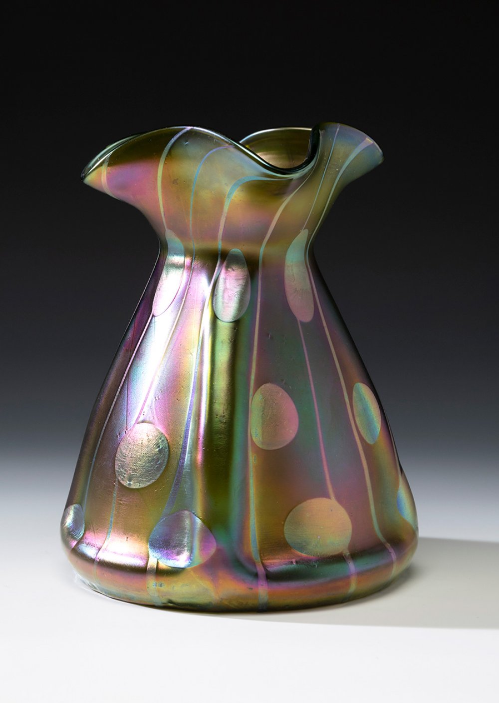 Jugendstil LOETZ vase; Austria, ca. 1900.Iridescent blown glass.An iridescent blown glass vase - Image 2 of 4