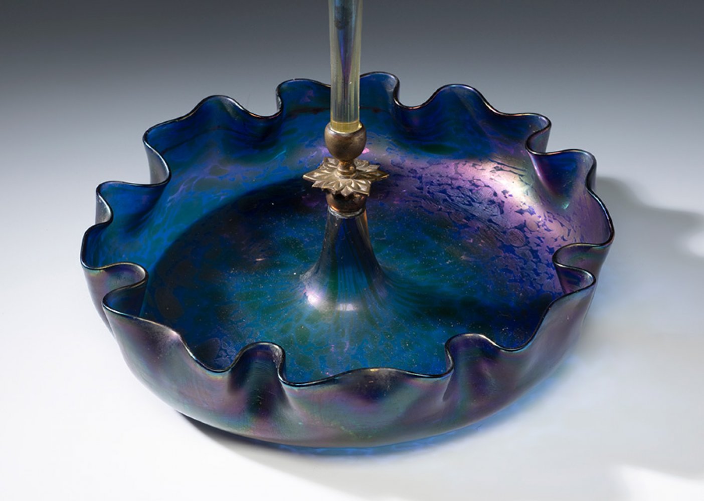 Jugendstil LOETZ tabletop centrepiece; Austria, ca. 1900.Iridescent blown glass.An iridescent - Image 3 of 4