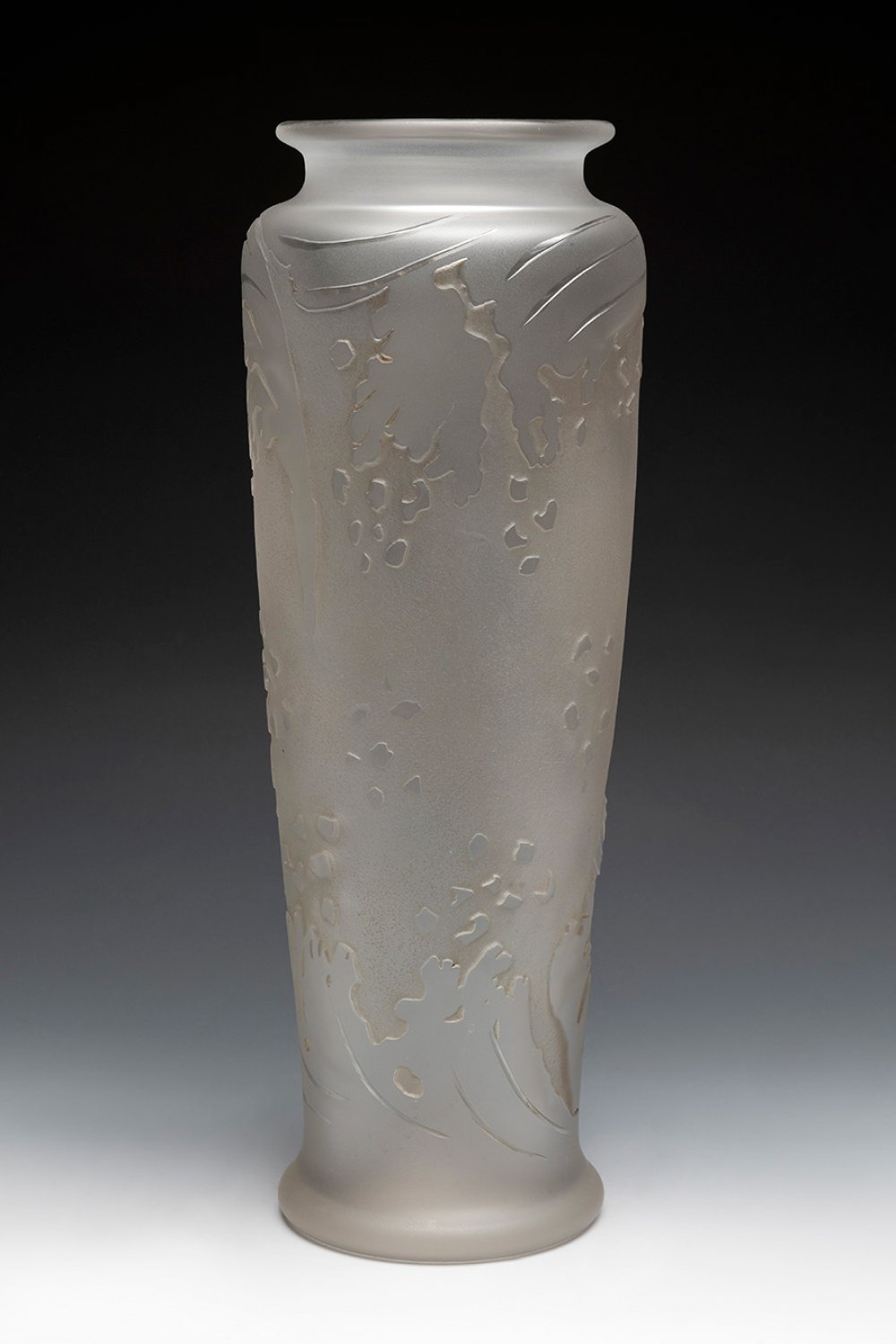 Art Nouveau vase. BACCARAT, ca.1900.Carved glass.Signed "Baccarat" on the base.Procedure: Private - Image 3 of 5