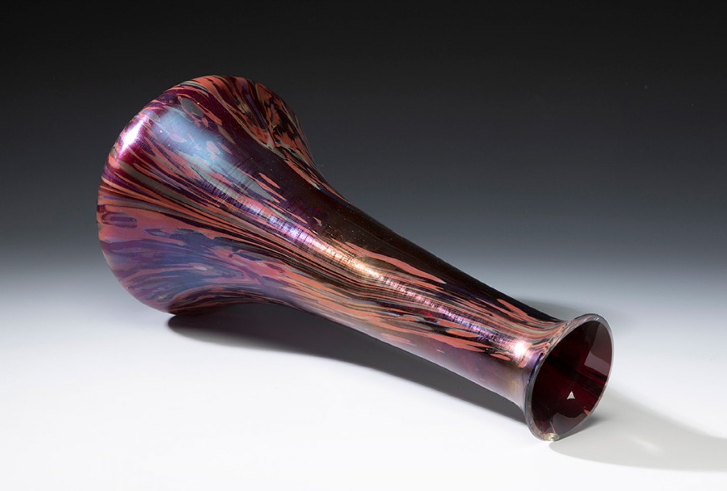 Jugendstil LOETZ vase; Austria, ca. 1900.Iridescent blown glass.An iridescent blown glass vase - Image 4 of 4