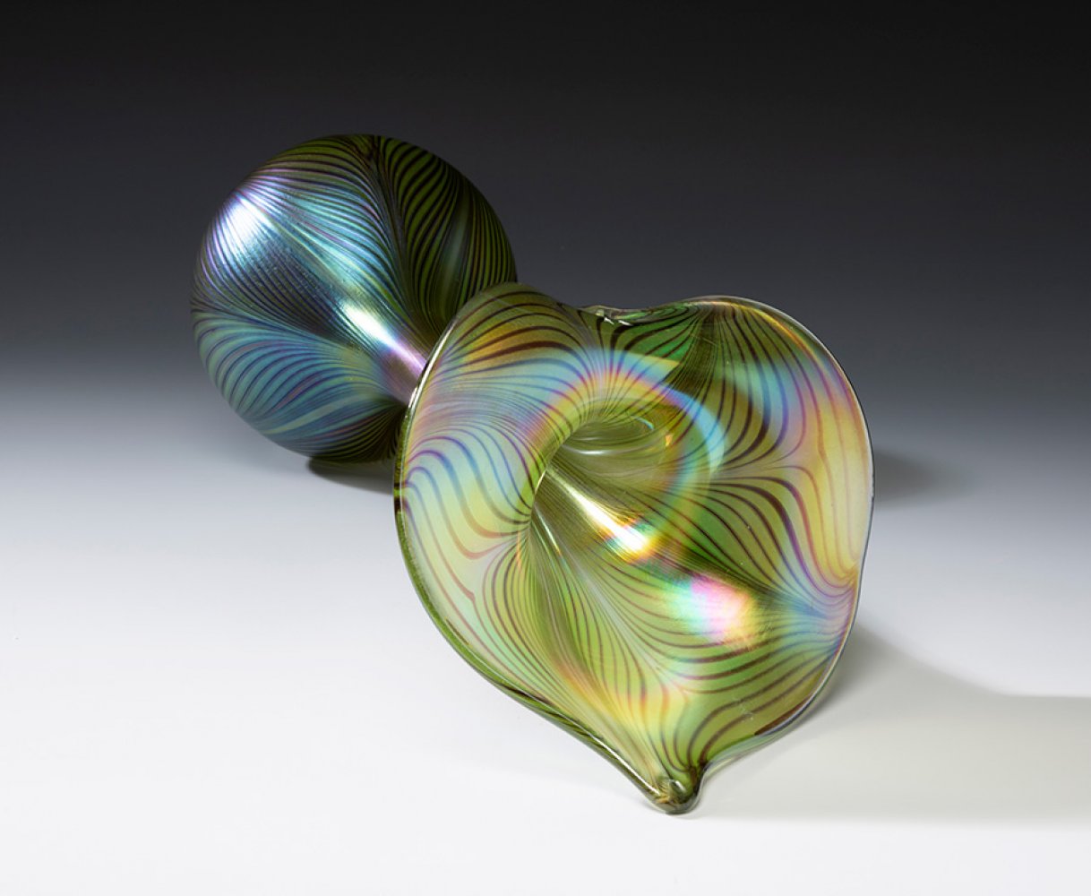 Jugendstil LOETZ vase; Austria, ca. 1895.Iridescent blown glass.An iridescent blown glass vase - Image 3 of 5