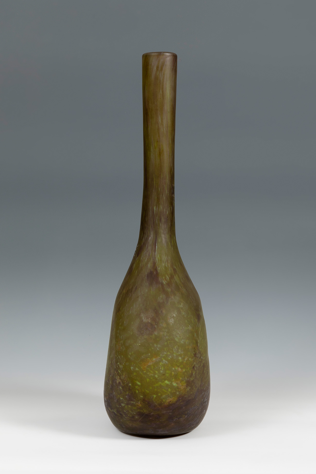 DAUM. Nancy, France, ca.1910.Soliflore vase. Model "Piedra Fina".In blown glass.Signed on the - Image 4 of 5