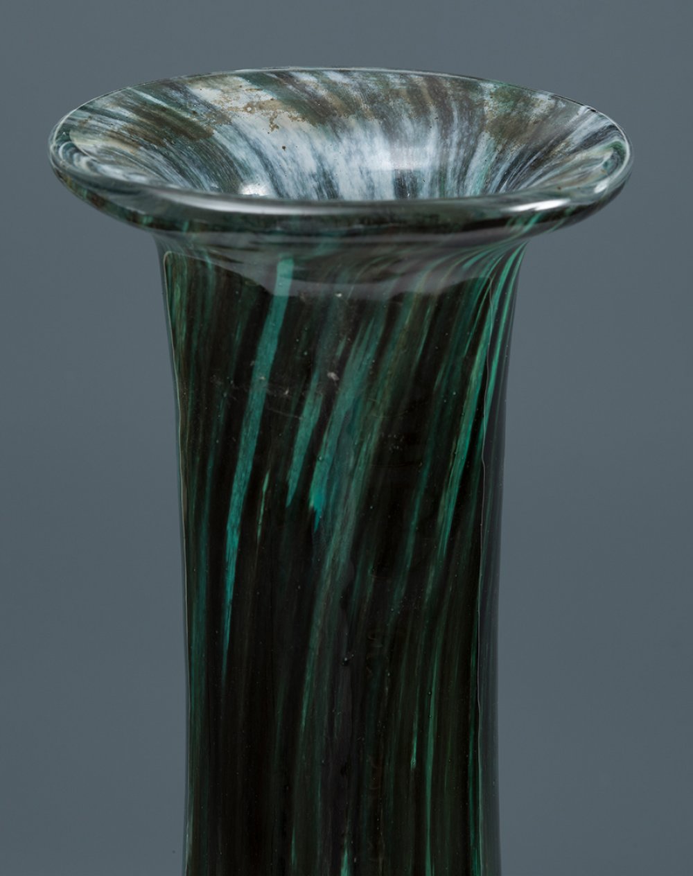 DAUM. Nancy, France, ca.1900.Large Art Nouveau vase.Blown glass, with gold inclusions.Signed "Daum - Image 4 of 6