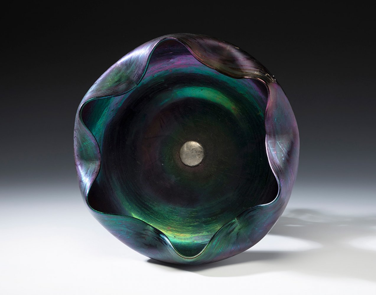 Jugendstil LOETZ tabletop centrepiece; Austria, ca. 1900.Iridescent blown glass.Iridescent blown - Image 4 of 4