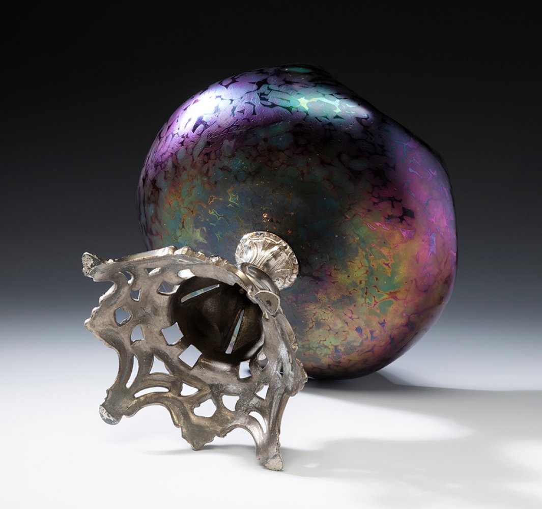 Jugendstil LOETZ tabletop centrepiece; Austria, ca. 1900.Iridescent blown glass.Iridescent blown - Image 2 of 4