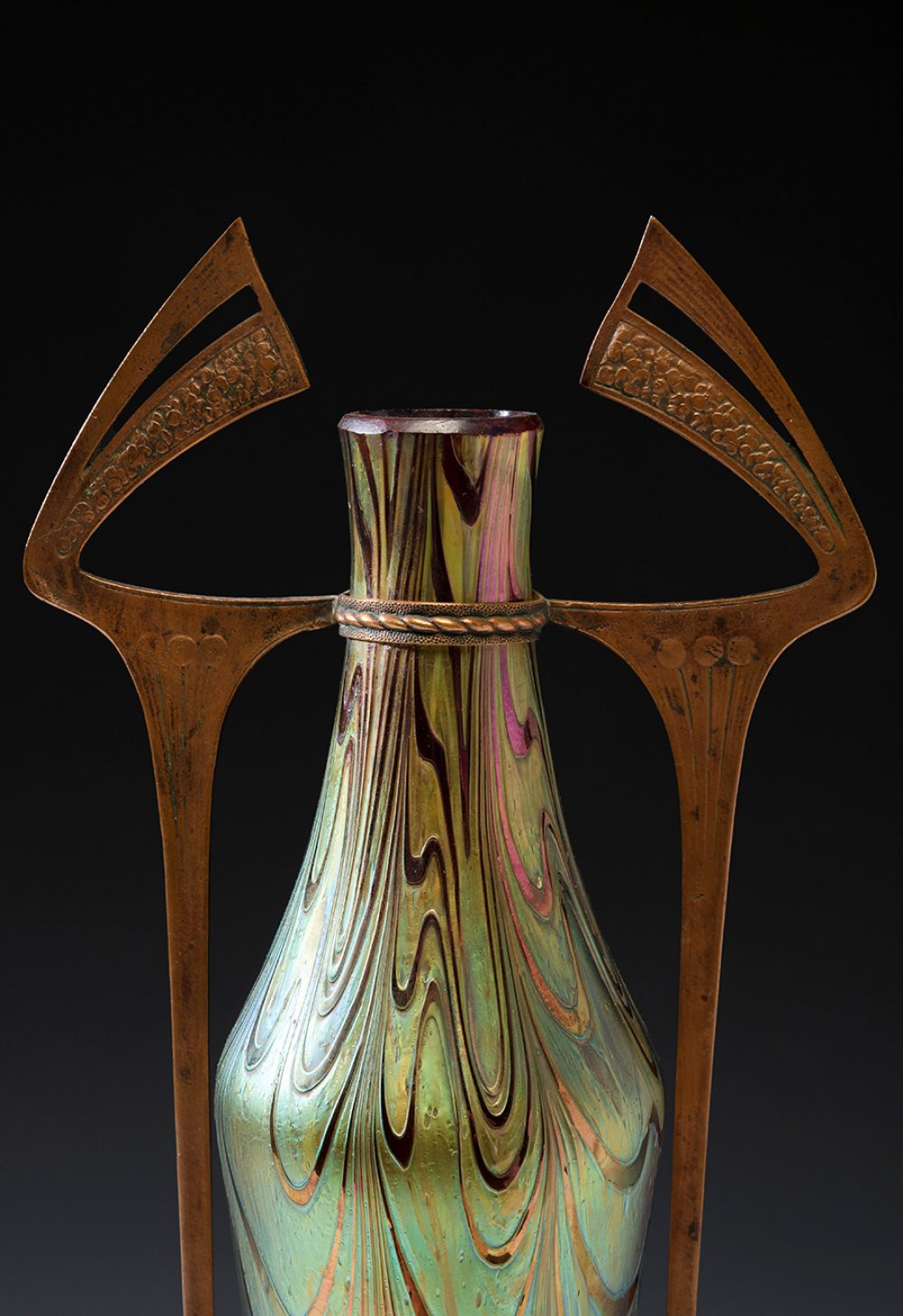 Jugendstil LOETZ vase; Austria, ca. 1900.Iridescent blown glass.An iridescent blown glass vase - Image 3 of 5