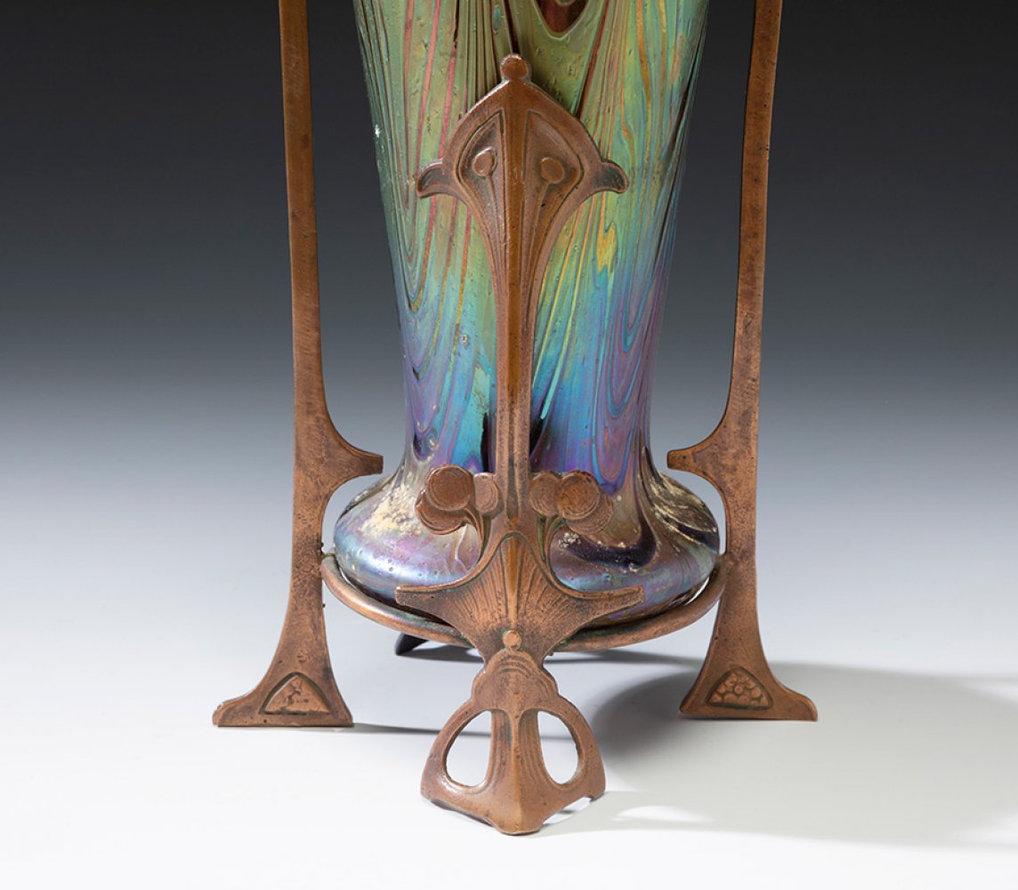 Jugendstil LOETZ vase; Austria, ca. 1900.Iridescent blown glass.An iridescent blown glass vase - Image 2 of 5