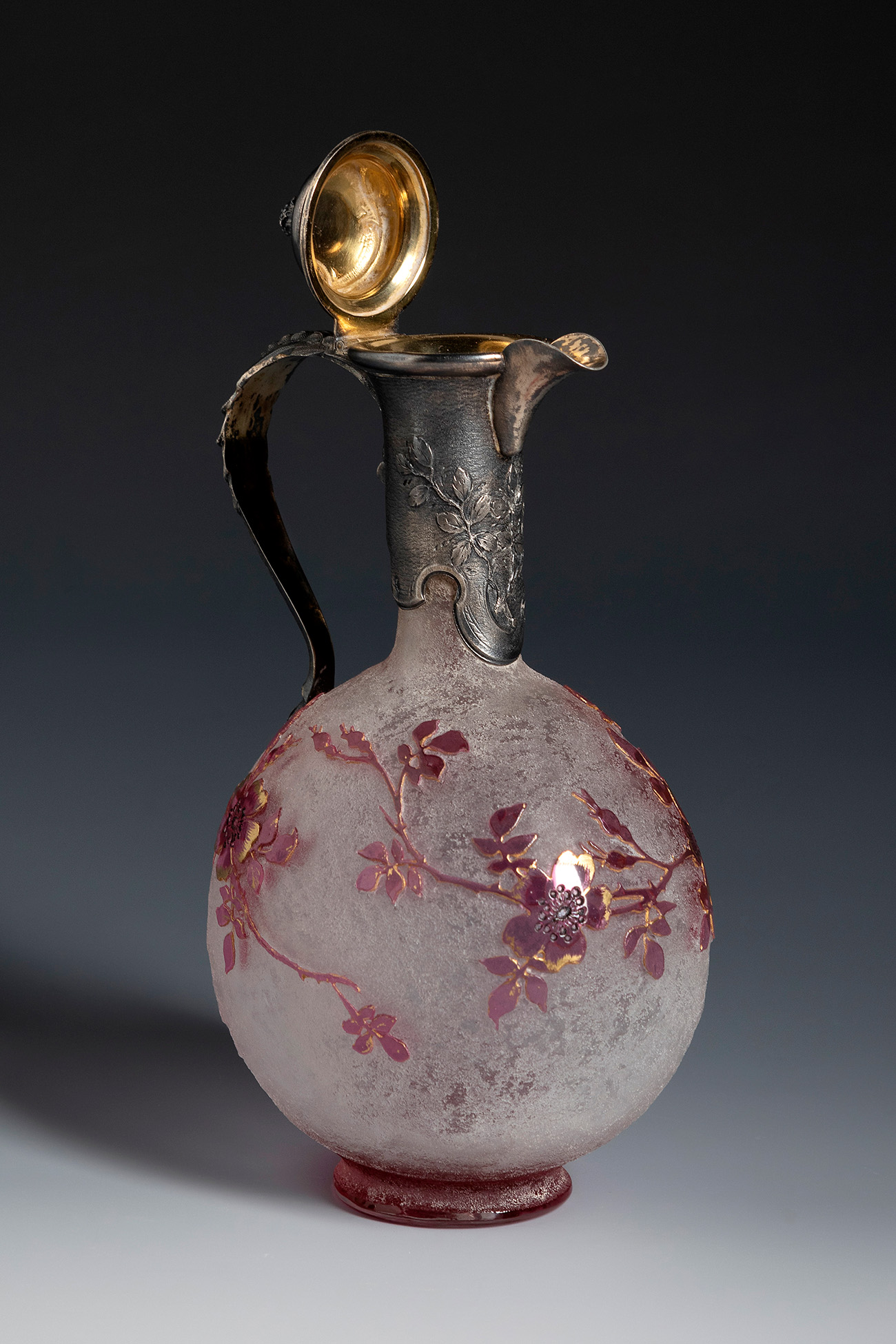 DAUM-Nancy. France, ca. 1900.Art Nouveau jug.Blown and enamelled glass.Signed on the reverse "Daum - Image 6 of 6