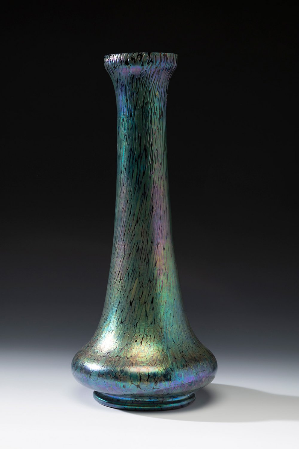 Jugendstil LOETZ vase; Austria, ca. 1895.Iridescent blown glass.An iridescent blown glass vase - Image 4 of 4