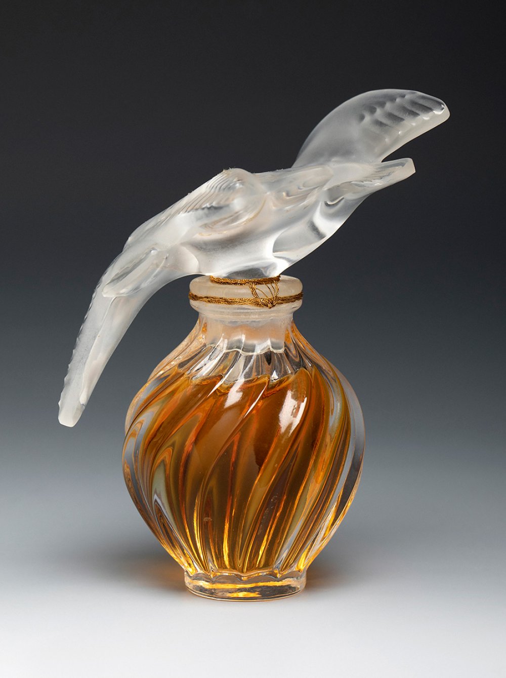 LALIQUE, ca. 1960.Perfume "L'Air du Temps", for Nina Ricci.Moulded glass.Marks and numbering on - Image 4 of 5