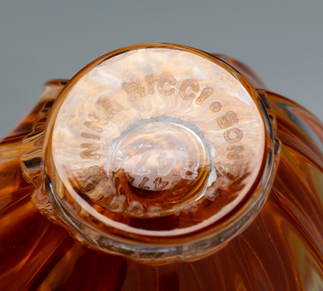 LALIQUE, ca. 1960.Perfume "L'Air du Temps", for Nina Ricci.Moulded glass.Marks and numbering on - Image 5 of 5