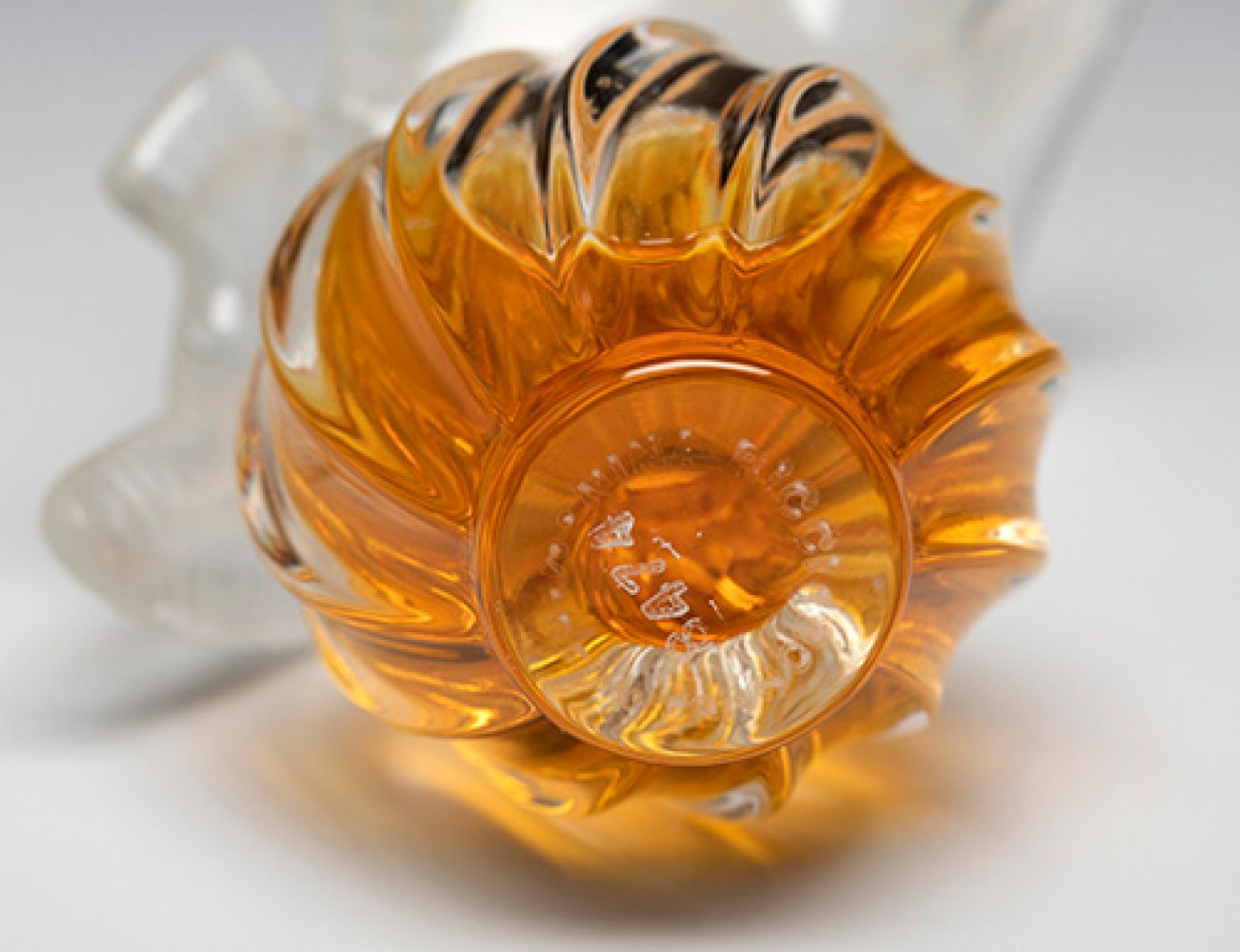 LALIQUE, ca. 1960.Perfume "L'Air du Temps", for Nina Ricci.Moulded glass.Marks and numbering on - Image 3 of 5