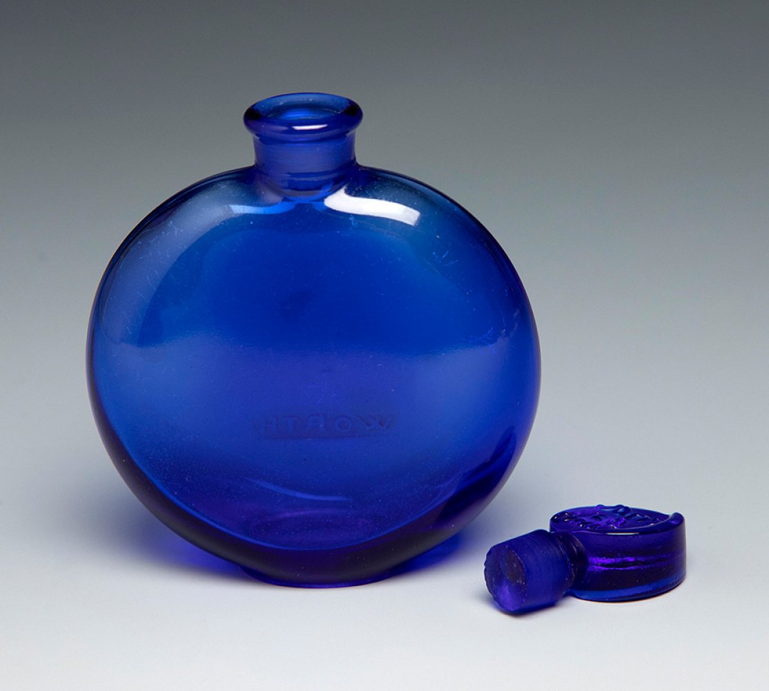 Worth "Dans la Nuit" fragrance bottle, ca. 1980.Blue moulded glass.Marks on the reverse of the - Image 4 of 4