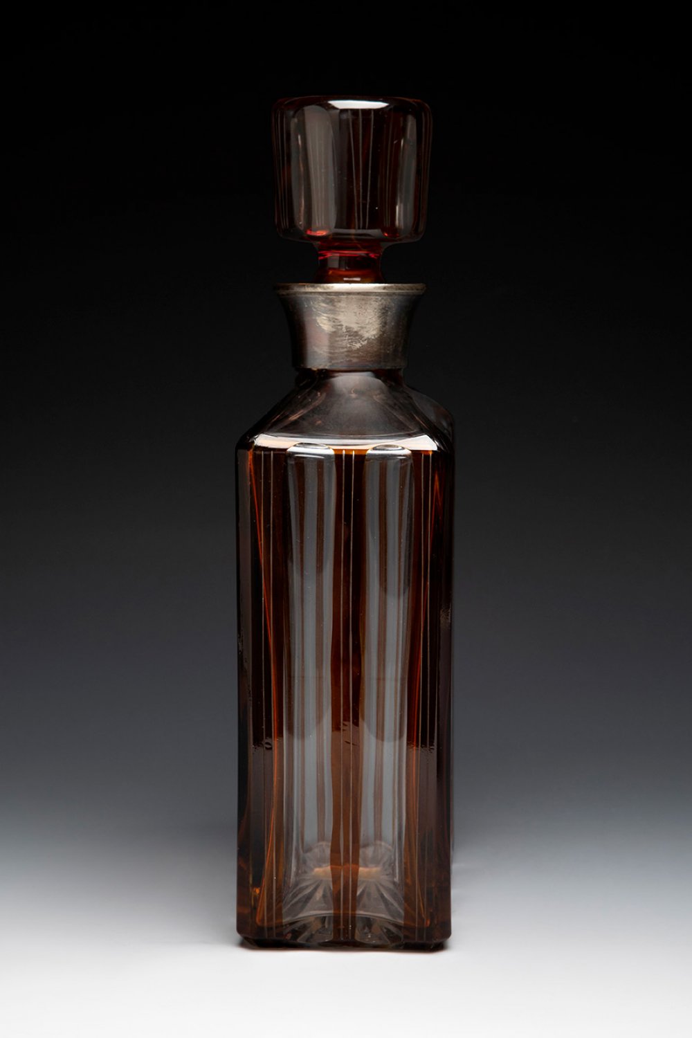 Art Deco decanter. Bohemia, ca. 1930.Bohemian glass. Silver mouthpiece.With contrasts on the rim. - Image 3 of 3