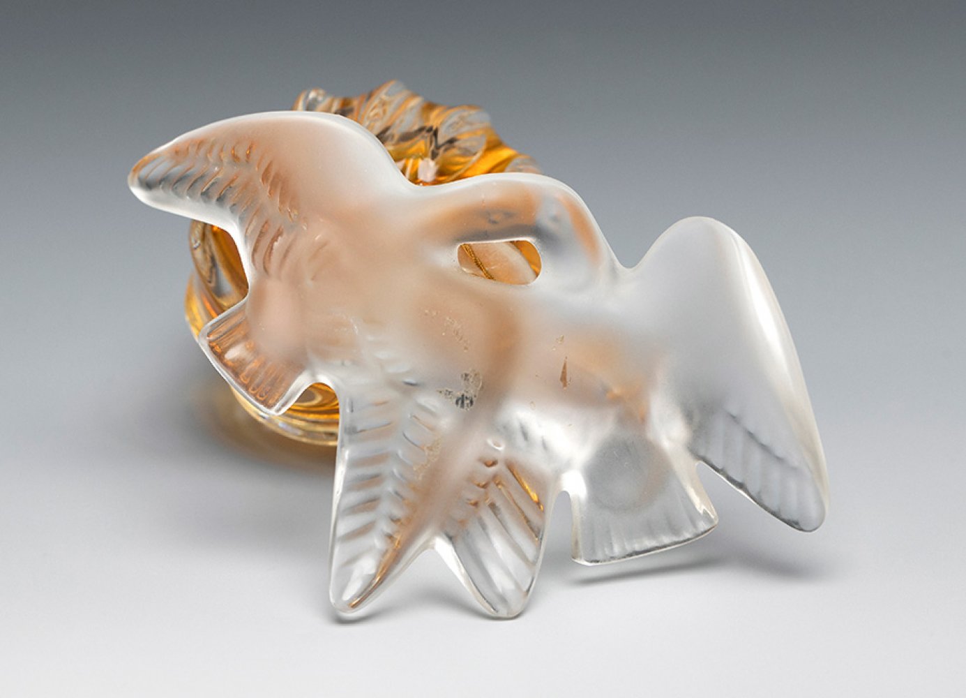 LALIQUE, ca. 1960.Perfume "L'Air du Temps", for Nina Ricci.Moulded glass.Marks and numbering on - Image 2 of 5