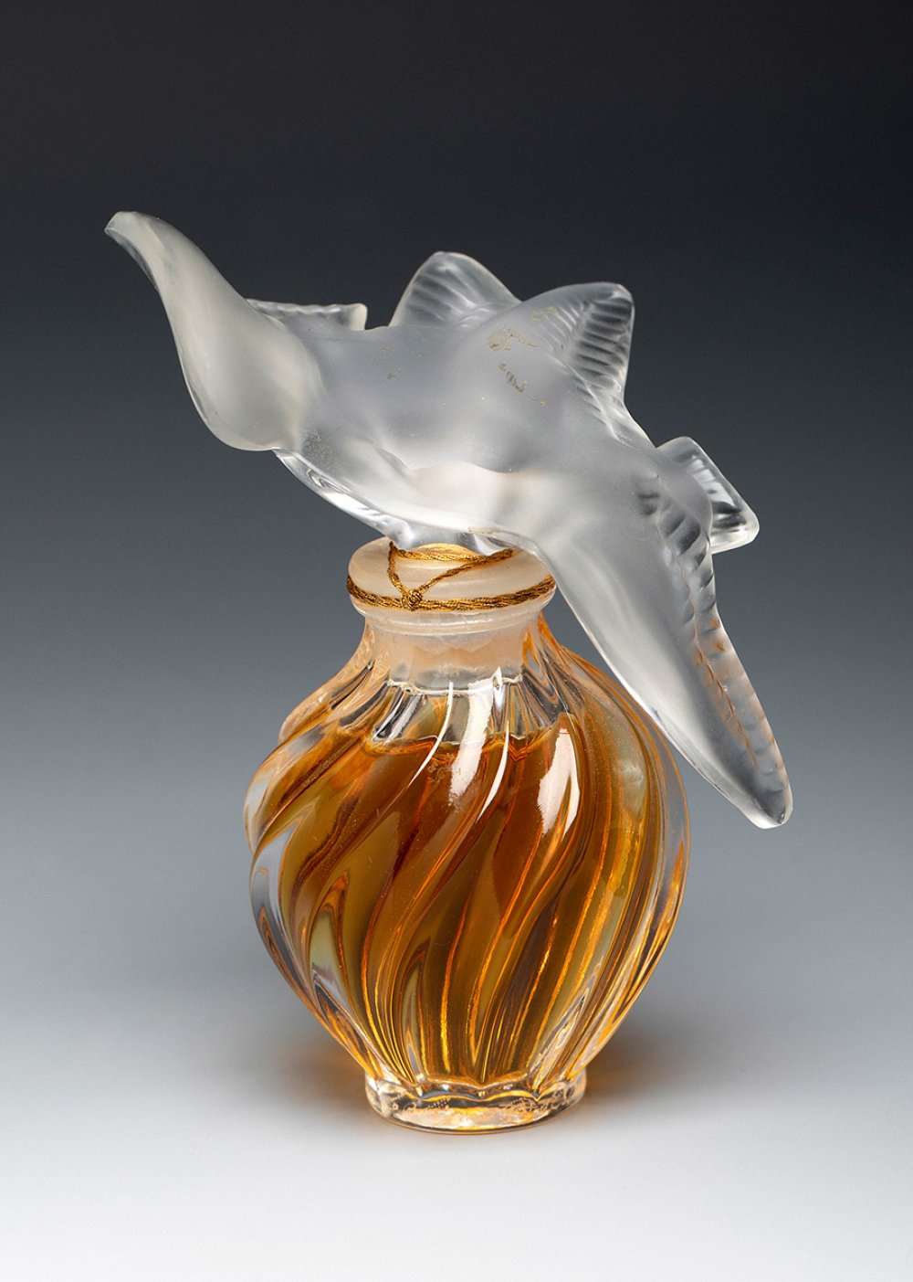 LALIQUE, ca. 1960.Perfume "L'Air du Temps", for Nina Ricci.Moulded glass.Marks and numbering on