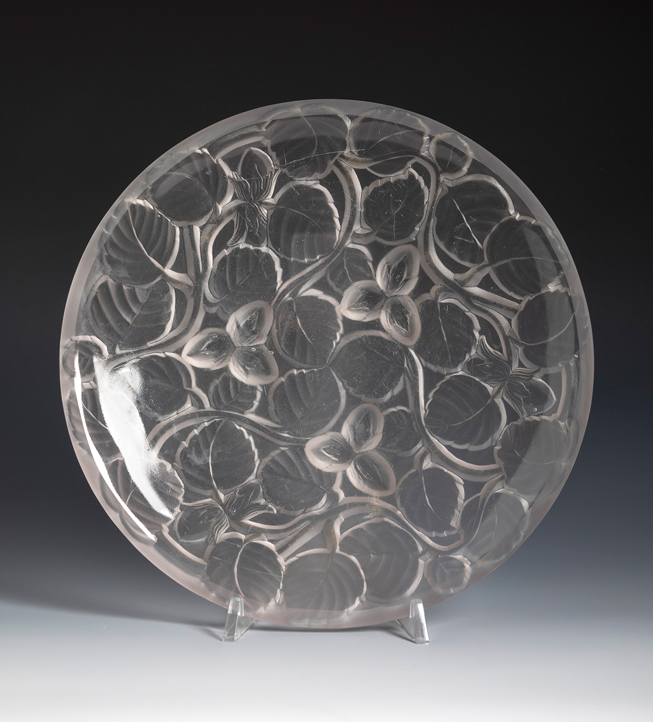 Tabletop centre. France ca. 1950.Moulded and satin-finished glass, with ornamentation in relief.