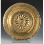 Alms dish, 17th century.Gilded brass.Measurements: 39 cm diameter.Alms dish from the Baroque period,