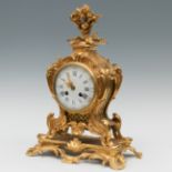 Table clock: Louis XV style; circa 1870.Gilt bronze.Paris movement.Measures: 38 x 27 x 14 cm.