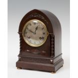 Edwardian clock; England, c. 1900.Wood.Precisely set.Measurements. 29 x 20 x 20 x 15 cm.English desk