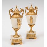Pair of goblets, following Empire models, late 19th century.Marble and gilded bronze.Measurements:
