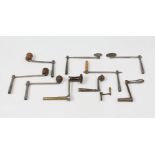 Set of 10 crank keys; 18th-20th century.Iron, bronze and wood.Measurements: 8,5 x 11 cm.Lot made