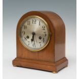 Clock; England; early 20th century.Wood.8 days. Regulating machine.Measures: 24 x 21 x 12,5 cm.