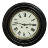 Porthole clock; late 19th century.Carved wood.Needs fine-tuning.Measurements: 38 x 14 cm.Bull's