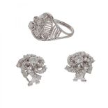 Set of earrings and ring in 18 kt white gold, and brilliant cut diamonds, with a total of 4.5 cts,