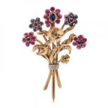 Brooch model bouquet of flowers in 18kt yellow gold, late 40's. Floral rosettes with sapphires and