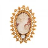 19th century pendant in 18kt yellow gold. With romantic beauty in shell on pearl, bordered by a