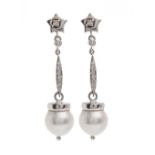 Pair of long earrings with movement in 18 kt white gold. Top button in the shape of a star from