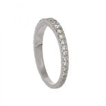 Complete alliance ring in white gold. With diamonds, brilliant cut, weighing ca. 0.80 cts,