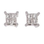 Pair of sleepers in 18K white gold, composed of 8 brilliant princess carvings. It has a total of 0.