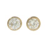 Pair of earrings sleepers in 18kt yellow gold. Frontis with diamond, brilliant cut, colour K, purity