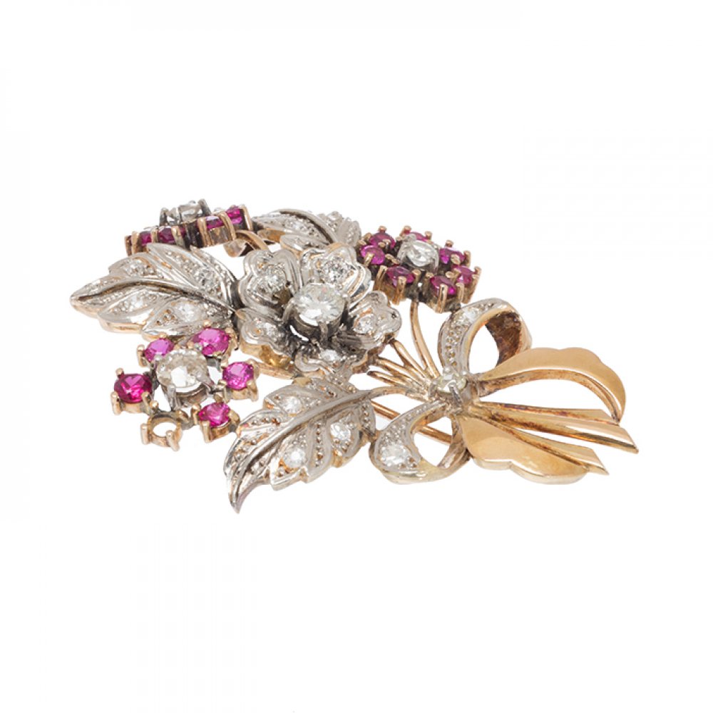 Floral brooch in 18kt yellow gold and platinum, 50's. Leaves with diamonds, rose cut. Central flower - Image 2 of 3