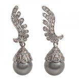Pair of long earrings with movement in 18 kt white gold. Front with upper button in winged design