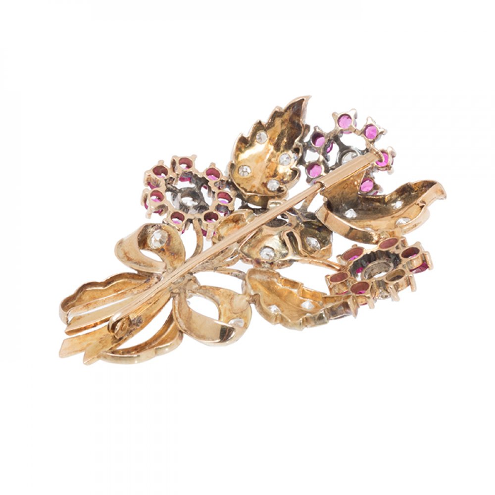 Floral brooch in 18kt yellow gold and platinum, 50's. Leaves with diamonds, rose cut. Central flower - Image 3 of 3